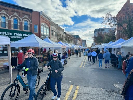 Ann Arbor Art Fair attracts thousands, but parking, traffic snarls frustrate locals