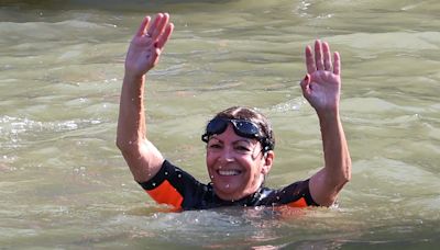 Paris mayor swims in Seine to show how clean the water is ahead of 2024 Olympics