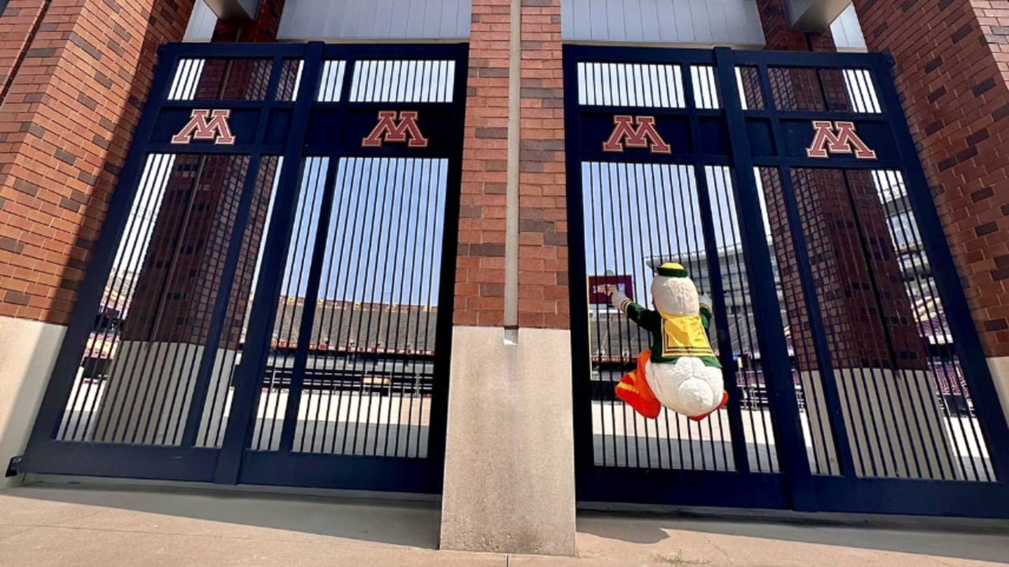 Oregon Duck Mascot Strikes Big Ten Again: Minnesota Golden Gophers