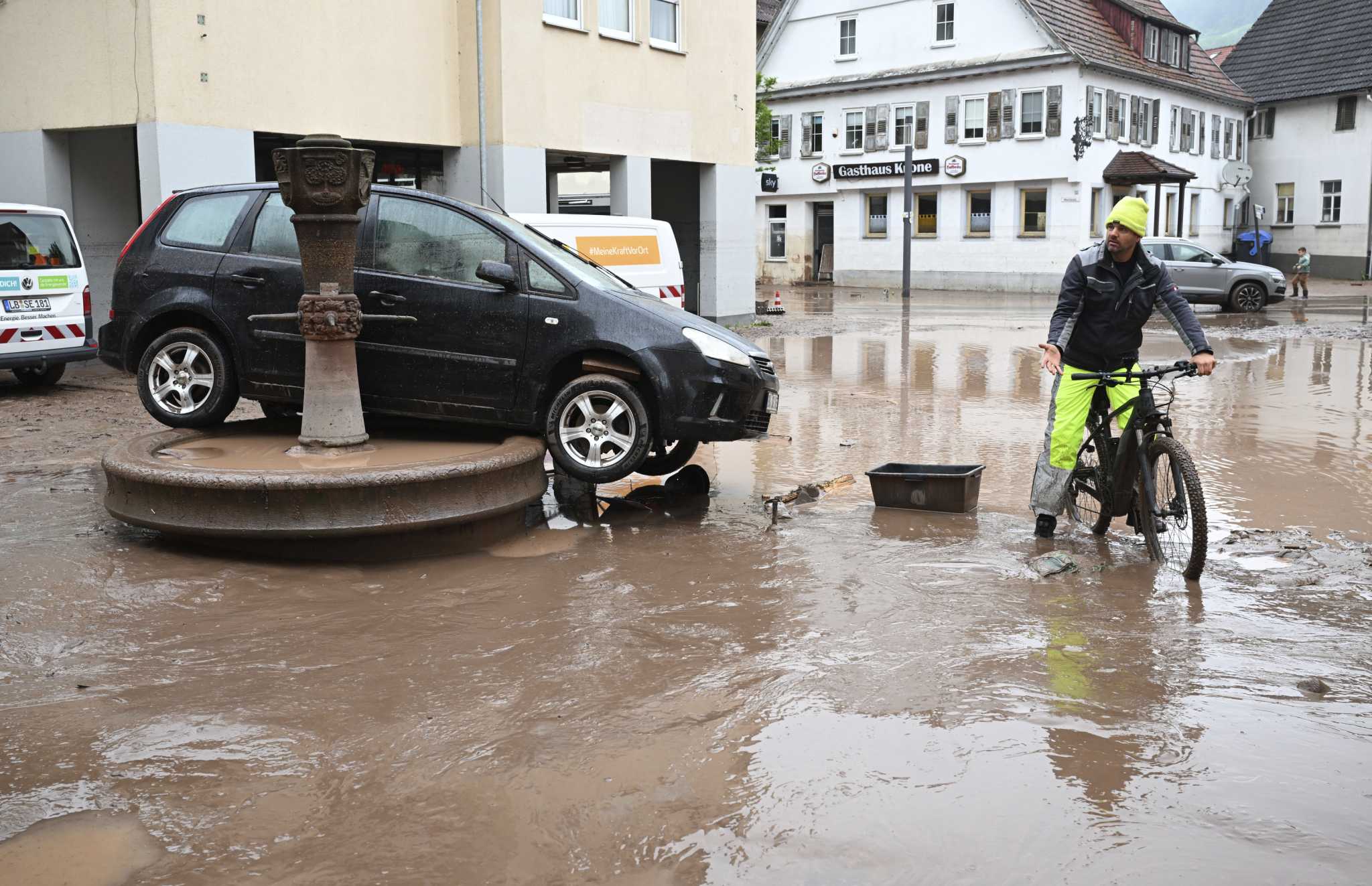 4 people have died in floods in southern Germany. The situation remains tense