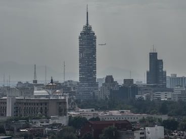 La Torre Latinoamericana sigue flotando sobre las calles de México