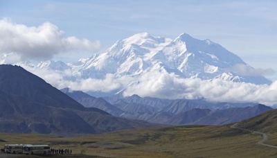 Clouds, high winds hamper efforts to rescue 2 climbers from Denali