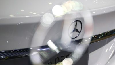 Mercedes-Benz shares slip on lower margin forecast By Investing.com