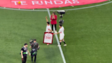 Óliver Torres, homenajeado en el Ramón Sánchez-Pizjuán por sus 200 partidos con el Sevilla