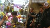 NO COMMENT | Un niño se queda atrapado en una máquina de Hello Kitty