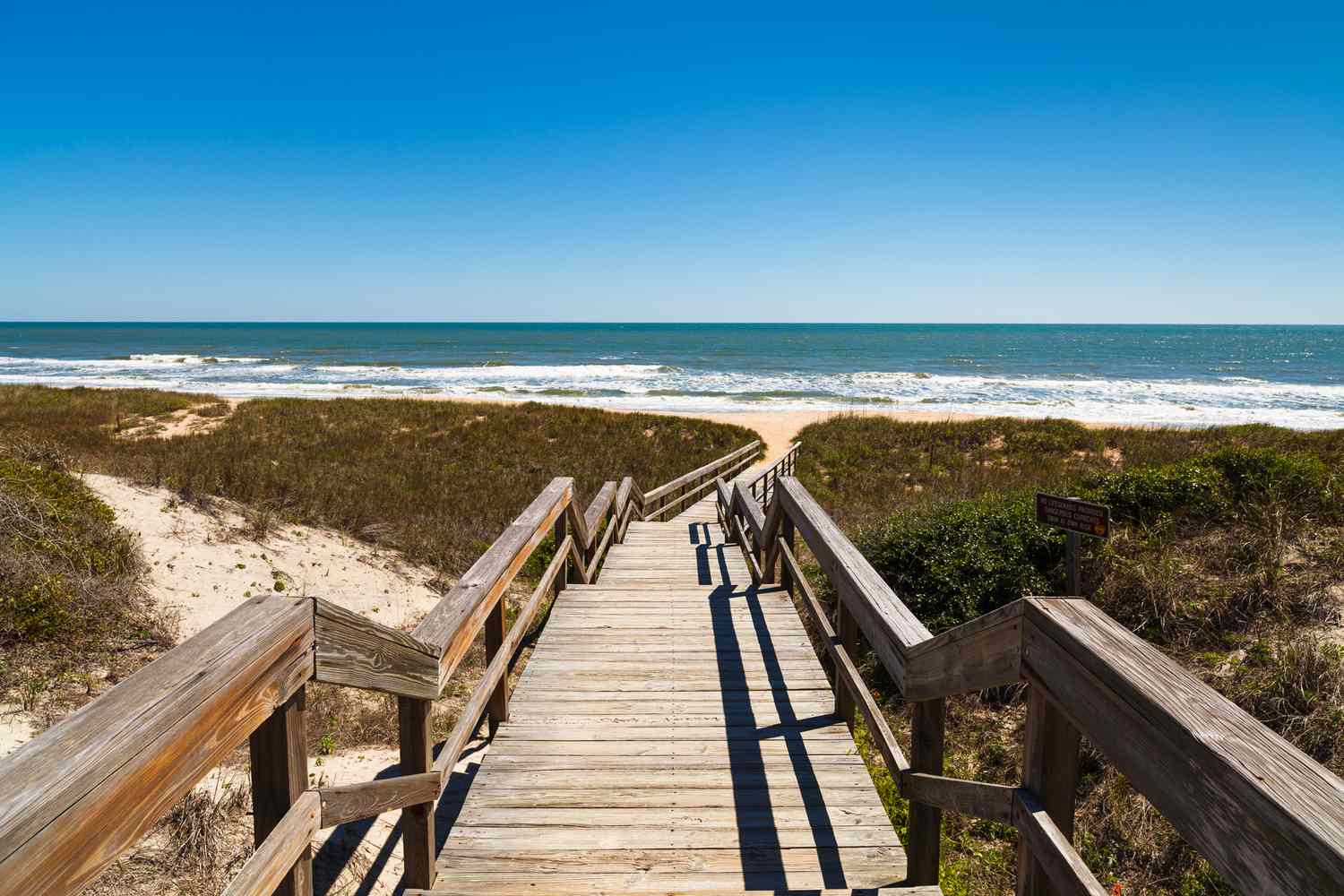 8 Best Beach Destinations to Retire in for Beautiful Views, Mild Weather, and a Laid-back Vibe