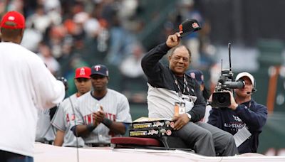 Giants Broadcaster Emotionally Shares News of Willie Mays's Death While Calling Game