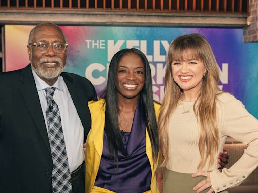 The Kelly Clarkson Show surprises metro Atlanta music teacher on Channel 2