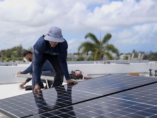 El auge de la energía solar en Puerto Rico está en riesgo, advierten sus defensores