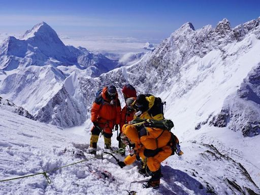 Bodies of fallen climbers finally recovered from Everest 'death zone'