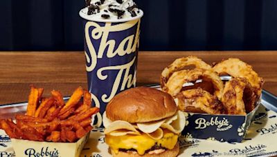 Bobby Flay’s burger joint opens in Charlotte