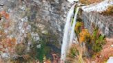 La ruta que llega a una impresionante cascada en medio de un parque natural