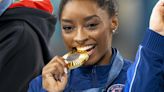 Simone Biles déchaîne les passions à l'Arena Bercy, elle fête sa nouvelle médaille d'or avec son mari lui aussi sportif (PHOTOS)