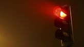 ¿Se puede pasar un semáforo en rojo en las noches en Colombia? Esto dice la ley