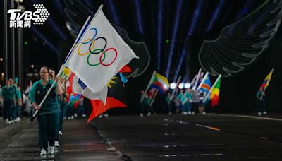 尷尬！巴黎奧運開幕最糗出包 「五環旗」被掛反