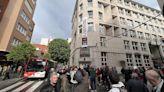 La batalla contra el vial de Jove coge altura: los vecinos izan una pancarta en el Ateneo de La Calzada al grito de "Somos el oeste, no somos la peste"