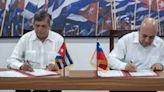 Polémica por el acuerdo firmado entre el Partido Comunista chileno, integrante de la coalición de gobierno, y el cubano