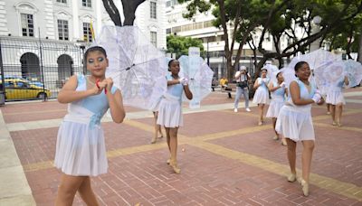 ‘Es mi ciudad y me emociona bailar para celebrarla’: niñas y adolescentes participaron del festival Danzante en el Malecón Simón Bolívar