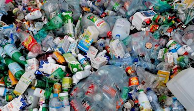 Un informe advierte de que en España solo el 36% de las botellas de plástico se separa para reciclar