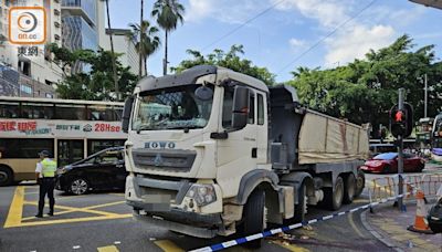 銅鑼灣道單車漢遭泥頭車撞倒 捲困車底重創昏迷