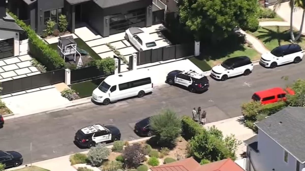 Intruders break into Encino home with 2 people inside in midday burglary