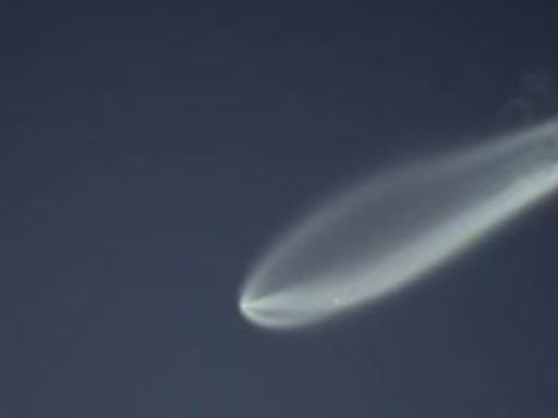 Lanzamiento de cohete SpaceX deja una estela brillante en el cielo de Los Ángeles