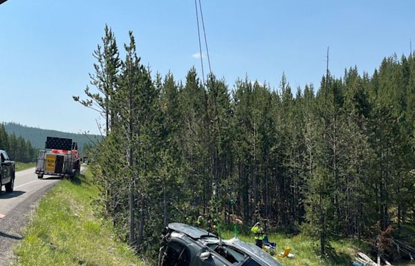 Car crashes into geyser in Yellowstone Park, five passengers survive