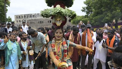 Bonalu off to a colourful start; CM takes lead at Rath Yatra