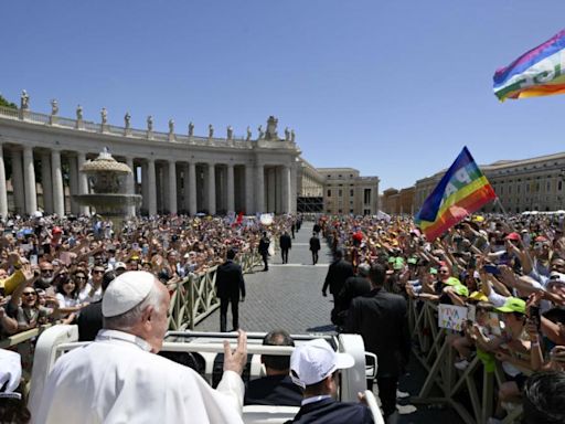 El Papa pide a los obispos que no admitan homosexuales en los seminarios: 'Hay demasiado mariconeo'