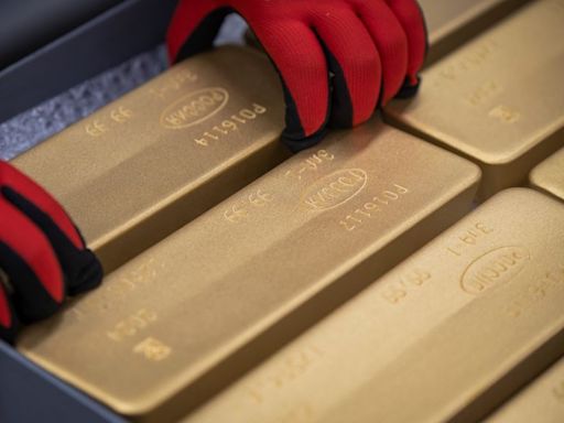 Gold edges higher on softer dollar, Fed rate-cut bets