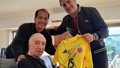 Néstor Lorenzo visitó a Carlos Bilardo y le regaló una camiseta de la Selección Colombia subcampeona de la Copa América