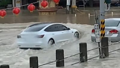 獨家／凱米颱風南部嚴重淹水 特斯拉車主「無懼」破浪前行