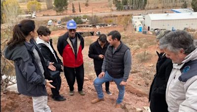 Un nene de 12 años halló restos de un dinosaurio en el patio de la casa de su abuelo en Neuquén