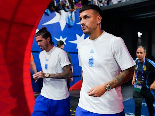 Rodrigo De Paul entró a la cancha con su hija y un gesto de la nena de Leandro Paredes se robó la atención