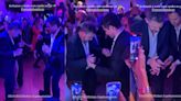 Antonio Banderas cai no samba ao som de Pretinho da Serrinha em festa no Brasil