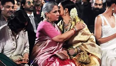 Flashback Friday: When Rekha & Jaya Bachchan shared a warm hug after Amitabh Bachchan won Best Actor award - watch video