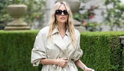 Sienna Miller sorprende con la gabardina asimétrica tendencia de la colección de Victoria Beckham x Mango