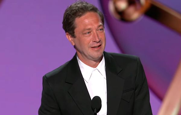 Ebon Moss-Bachrach Thanks His Parents for Taking 'Such Good Care' of His Cat in Heartfelt Speech at Emmys 2024