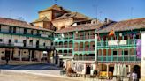 El hermoso pueblo con una de las plazas más bellas que está a una hora de una gran ciudad