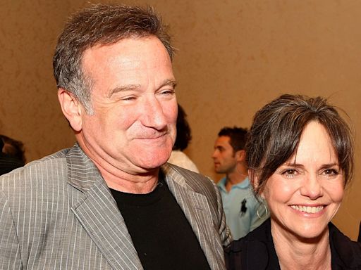 Robin Williams helped Sally Field get time off set after her father died while she filmed 'Mrs. Doubtfire'