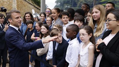 Macron explica a unos escolares la convocatoria electoral