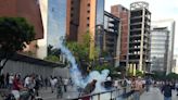 Protestas en Caracas: militares reprimen con bombas lacrimógenas, mientras civiles armados disparan a manifestantes - La Tercera