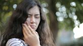 Dores, estalos e boca travada: entenda a disfunção temporomandibular, condição duas vezes mais comum em mulheres