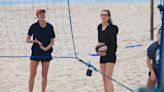 Agatha Moreira e Camila Queiroz começam a semana com treino de vôlei de praia