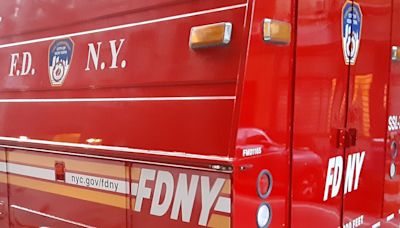 Milagroso rescate de hombre en auto en llamas durante carrera ilegal en Nueva York - El Diario NY