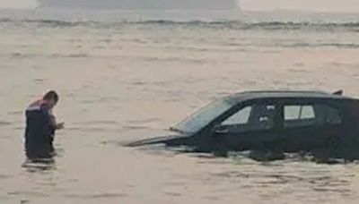 Camioneta aparece misteriosamente en el mar de Veracruz