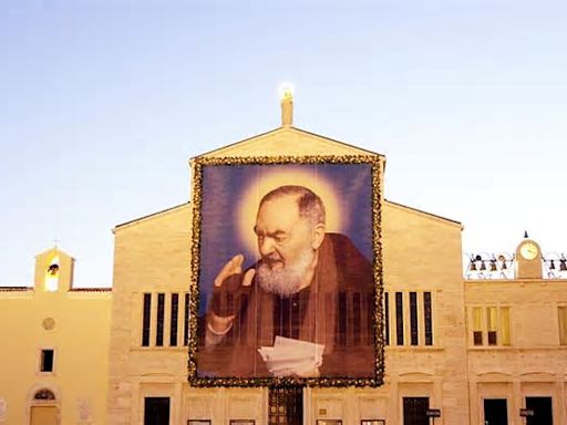 Padre Pio, i miracoli e i sospetti (dentro la Chiesa): la confessione di Wojtyla, i microfoni per registrare gli «atti carnali», l'acido fenico