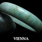 《A貨翡翠》【VIENNA】《手圍19.1/16mm版寬》緬甸玉/冰種愛戀嫩豆飄蜜花/玉鐲/手鐲N*-051