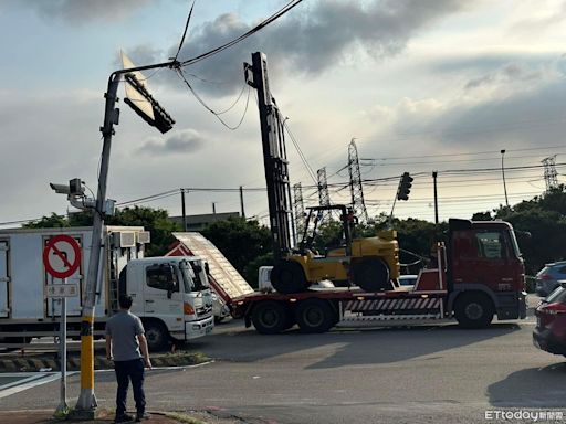 快訊／台中大貨車載堆高機「裝置沒放下」拉斷電線 一度回堵