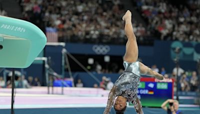 Olympic gymnastics live updates: Simone Biles puts on a show despite tweaking left calf